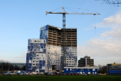 825332 Gezicht op het in aanbouw zijnde studentencomplex Johanna aan de Bolognalaan te Utrecht, vanaf het Oxfordpad.